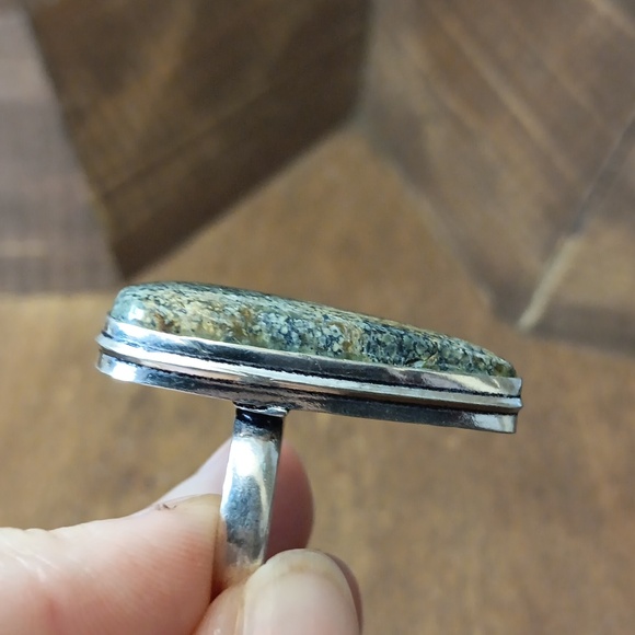 Silver and Green Stone Ring - Picture 4 of 5